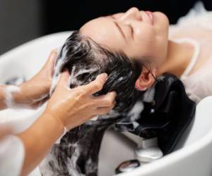 Un pelo más brillante, fuerte e incluso abundante son algunos de los milagros capilares que promete la viralizada forma del triple lavado de cabello. La pregunta que subyace es clara: ¿sirve realmente el triple lavado? Y, sobre todo, ¿cuándo conviene y cuándo no?