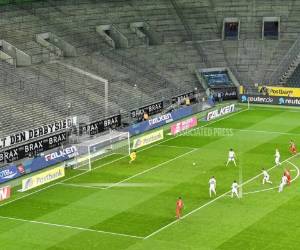 'Para el primer partido en casa sin público, aseguraremos que las efigies sean situadas exactamente en los sitios que ocupan los fans', prometió 'Fanprojekt'. Foto: AP.