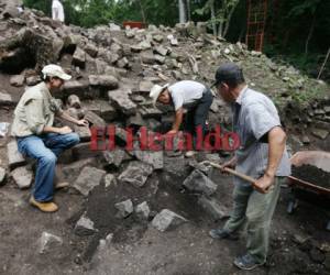 El arqueólogo Jorge Ramos realiza excavaciones en el cuadrante 8N11.