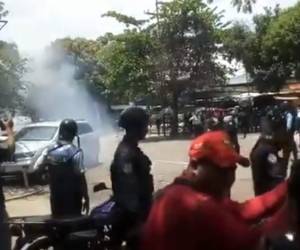 En medio de la confusión, familiares intentaron ingresar a la sede policial -que depende de la gobernación del estado Carabobo- y durante el forcejeo un funcionario fue herido con una piedra. La protesta fue dispersada con bombas lacrimógenas.