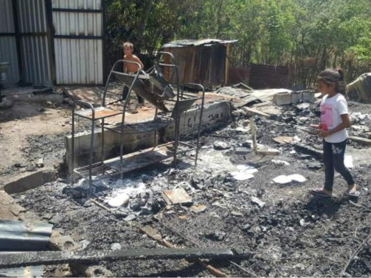 La casa quedó hecha cenizas, ya que el hechor utilizó gas para quemarla. El suceso ocurrió en Pimienta, Cortés, norte de Honduras.