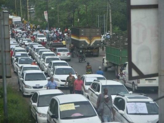 La protestas de los trabajadores del transporte público inició a las 5:00 de la mañana.