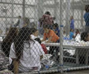 Inmigrantes de Honduras, Guatemala y El Salvador se encuentran detenidos en este centro de detención de McAllen, Texas. Foto: AFP/US C