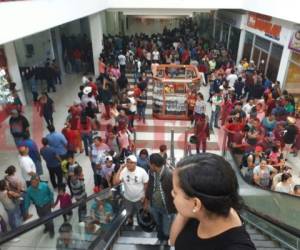 Los áreas de los bancos están abarrotados de personas en espera de poder hacer una transacción. Foto: Sara Carranza/EL HERALDO