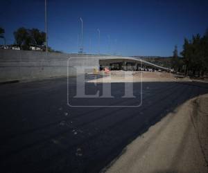 Trabajadores de la Alcaldía aplican emulsión asfáltica para pavimentar las calles alternas del nuevo puente Papa Francisco. Así va quedando el paso vehicular a la altura del desvío a Mateo.