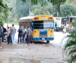 Las autoridades policiales llegaron a la escena del crimen para acordonar el área y realizar las pesquisas dentro y fuera de la unidad de transporte público.