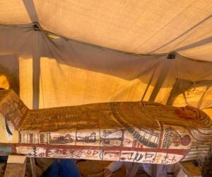 Las imágenes de los sarcó﻿fagos, bien conservados, muestran motivos marrones y azules, así como numerosas inscripciones jeroglíficas. AFP.