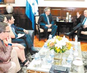 Oliva recibió el martes a los asesores de la OEA, quienes tendrán una corta estadía en el país.