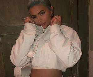 Kylie Jenner mostrando su anillo de compromiso. Foto: Instagram