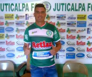 Carlos Salazar posa para los medios en su presentación. Foto: Juticalpa FC.