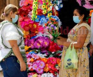 Los mercados de Comayagüela se llenaron de flores. Foto: David Romero/ EL HERALDO.