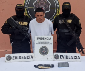 El capturado fue identificado por las autoridades como Junior Antonio Rodríguez Hernández, de 18 años, conocido criminalmente con el alias de “Coraje”.