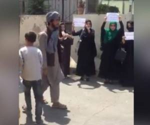 Esta es una captura de pantalla del video de la primera protesta en la que participaron cuatro mujeres. Cortesía: Pjhwok Afghan News
