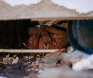 Se cuentan por miles las personas que este jueves se encuentran fuera de las edificaciones en La Guaira, donde la desesperación se siente en el aire ante la poca presencia de autoridades y cuerpos de rescate tras los terremotos del miércoles en Venezuela, que han causado al menos 164 fallecidos y 971 heridos.