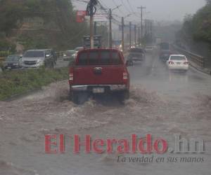 La lluvia de ayer dejó varias calles anegadas en diferentes puntos de la capital.