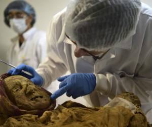 El forense francés Philippe Charlier examina la momia en el laboratorio del INPC.