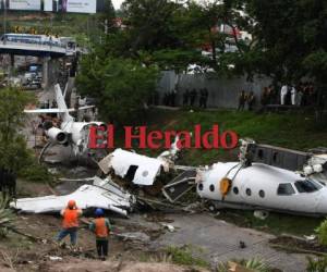 El avión accidentado fue removido de la escena horas después del accidente. FOTO. Agencia AFP.