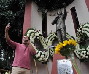 La cancillería ha apoyado a los hijos del cantante a través de personal consular, que incluso fue por ellos al aeropuerto, según explicó José Joel. Mientras en México siguen los homenajes. Foto: AFP.