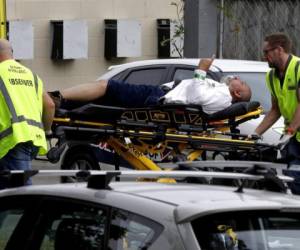 Personal de ambulancia se lleva a un hombre herido durante un tiroteo en una mezquita en el centro de Christchurch, Nueva Zelanda, el viernes 15 de marzo de 2019. Un testigo dijo que decenas de personas fueron asesinadas en un tiroteo en la mezquita. (AP Foto/Mark Baker).