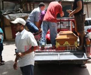 Los familiares de Manuel Ruiz acudieron a la morgue del Ministerio Público en Tegucigalpa para reclamar su cuerpo y darle cristiana sepultura en Comayagua. Foto: Estalin Irías | EL HERALDO