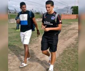Johnny Leverón junto a Carlo Costly previo al entreno de Olimpia (Foto: Redes)