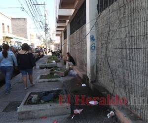El espacio para los peatones no se encuentra despejado y hay agujeros o cajas de registro de agua potable sin tapaderas. Foto: Alex Pérez/El Heraldo