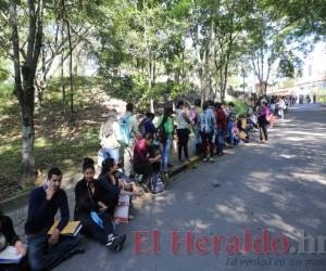 Kilométricas filas de maestros con sus currículum en mano esperan durante horas para entregar la documentación y optar a una plaza de las 5,000 vacantes que la Secretaría de Educación anunció a comienzos de octubre. Fotos: David Romero / EL HERALDO.