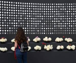 Debajo de sus imágenes colocan flores, principalmente de color blanco, además de veladoras, elementos que según la tradición mexicana guían el camino de los muertos. FOTO: AFP