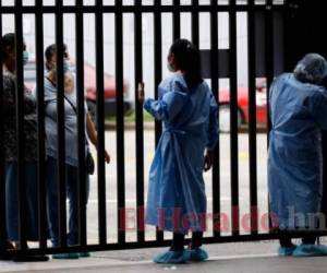 Alrededor de las 1:45 p.m. el centro de triaje del CCI cerró el portón de acceso a pacientes, pues ya el recurso humano era limitado. Foto: Emilio Flores/El Heraldo