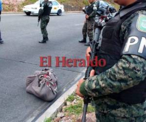El cuerpo de la víctima fue encontrado a la orilla de la carretera de la cuesta El Chile. Foto: Estalin Irías/EL HERALDO.