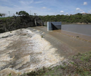 En verano los capitalinos padecen la escasez del vital líquido, mientras que en la época de invierno la represa Los Laureles, que abastece de agua al 30% de hogares, se rebosa.