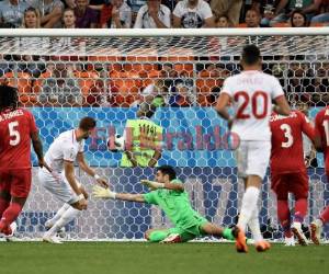 El defensa tunecino, Ben Youssef marcó el gol 2500 en la historia de los mundiales. Foto:AFP