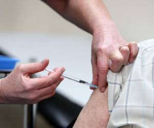 Bolivia anuncio que utilizarán las vacuna de AstraZeneca y Sputnik V. Foto: AFP