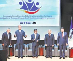 El mandatario de Guatemala, Otto Pérez; el vicepresidente de Estados Unidos, Joe Biden; Luis Alberto Moreno, del BID; Salvador Sánchez, de El Salvador; y el gobernante hondureño Juan Orlando Hernández.