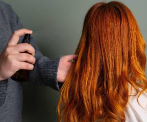 La humedad ambiental es una de las principales causas del encrespamiento del cabello.