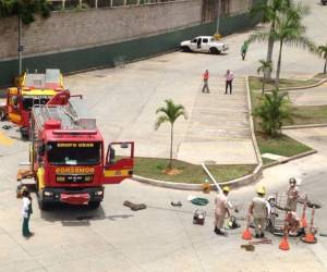 Hasta el momento, los especialistas en rescate tratan de sacar a la víctima, no obstante aún no han tenido resultado.