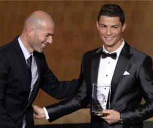 Cristiano Ronaldo, jugador del Real Madrid de España. Acá con su entrenador Zinedine Zidane.