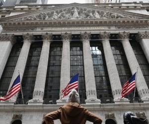 La bolsa de Nueva York que abrió con fuertes pérdidas pero se recuperó y cerró en alza.