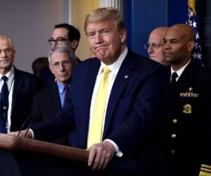 Pese a estos contactos, el mandatario republicano no quiso precisar si se había sometido a una prueba para detectar si era portador del virus, durante una rueda de prensa en la Casa Blanca para describir el plan de acción frente a la epidemia. Foto: AFP.