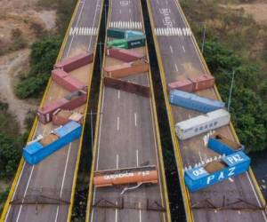 Así bloqueó Nicolás Maduro el puente internacional Tienditas. Foto AFP