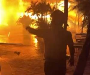 Guerrero explicó que, aunque una parte del fuego ya fue controlada, la estructura presenta daños considerable.