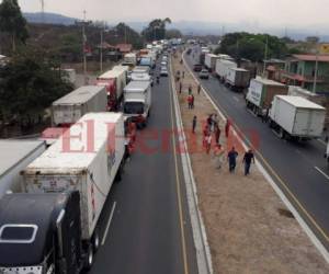 Desde que se aplicó el aumento a los peajes muchos conductores de unidades pesadas no están pagando. Foto: Estalin Irías/ EL HERALDO