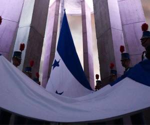 Desde tempranas horas, Honduras dio inicio este martes 1 de septiembre a las actividades conmemorativas del mes patrio, con el acto de izamiento de la Bandera Nacional. Aquí las fotos: