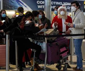 La experta asegura que lo más difícil será hacer que la variante no salga del Reino Unido. Foto: AFP