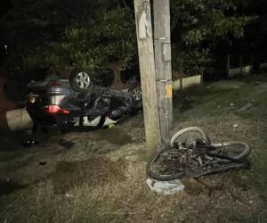 El ciclista fue embestido por un camioneta, que volcó tras el accidente de tránsito.