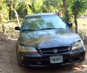 Dentro de este automóvil fue dejado el cadáver de la víctima. Foto: Cortesía