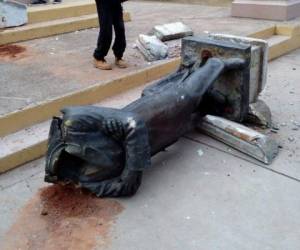 En redes sociales circula esta imagen de la estatua derrumbada y decapitada de Manuel Bonilla en el parque La Leona. La gráfica es vieja. La estatua sigue en pie, según constató EL HERALDO.