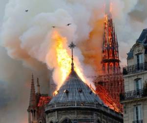 Según un periodista de la AFP, inmensas llamas estaban devorando parte del techo del edificio, emitiendo un espeso humo amarillento que se propagaba a varios kilómetros a la ronda. Fotos: AFP