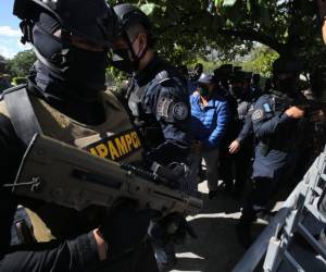 El exdiputado Midence Oquelí Martínez Turcios fue trasladado hasta las instalaciones de la Corte Suprema de Justicia (CSJ) bajo el resguardo de diversos miembros de las fuerzas de seguridad de Honduras. Este domingo arrancó su Audiencia de Información. A continuación las imágenes.
