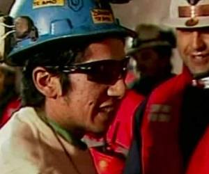 ARCHIVO - En esta foto de archivo del 13 de octubre de 2010 que fue tomada de un video se muestra al minero Jimmy SÃ¡nchez, el quinto en ser rescatado de la mina San JosÃ© donde 33 mineros estuvieron atrapados por 69 dÃ­as cerca de CopiapÃ³, Chile. (AP Foto, Archivo)